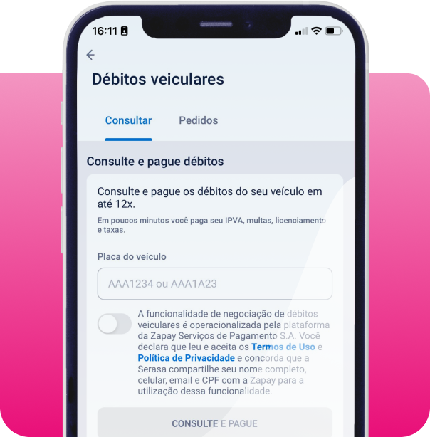 Celular aberto na aba débitos veiculares