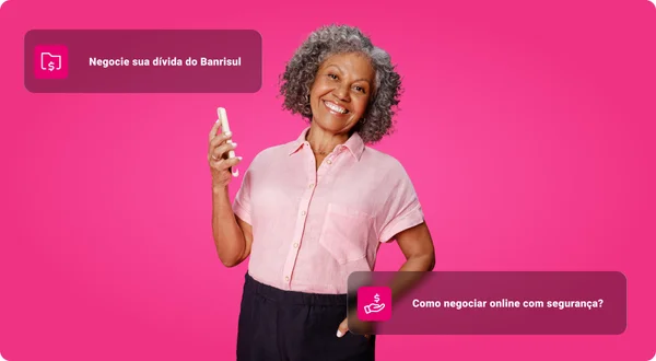 Senhora sorridente em um fundo rosa com celular na mão