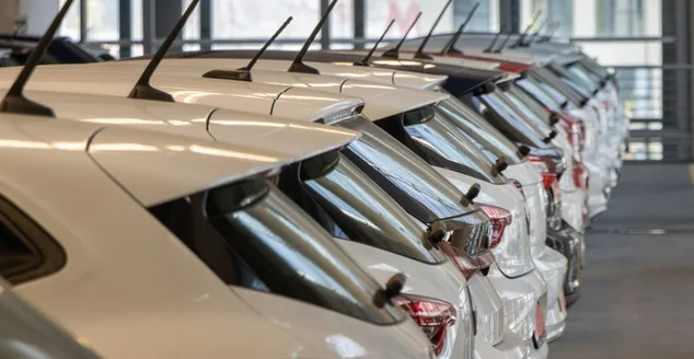 Venda de carros usados Carros seguidos Inventário do concessionário de automóveis Garagem interior