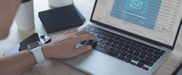 Bloqueando e-mails de spam, alertando pop-up para e-mail de phishing, conceito de segurança de rede. Mulher de negócios trabalhando em computador portátil em casa com janela de aviso