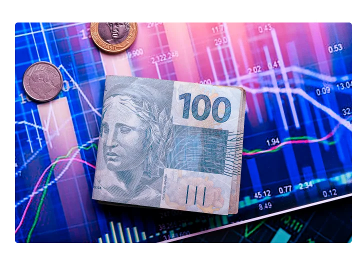 Nota de dinheiro e moedas brasileiras, símbolo do mercado econômico, finanças