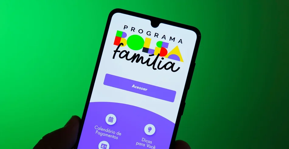 imagem ilustrativa do programa social Bolsa Família na tela do celular