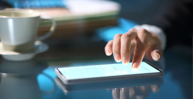 Empresária entrega assinatura on-line no smart phone durante a noite
