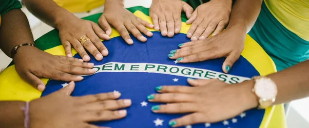 Mesa de reunião com a bandeira do Brasil