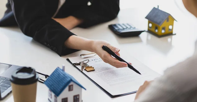 Empresária, corretora de imóveis discutindo os termos do contrato de compra e venda da casa e deixando o cliente assinar legalmente, hipoteca, aluguel, seguro.