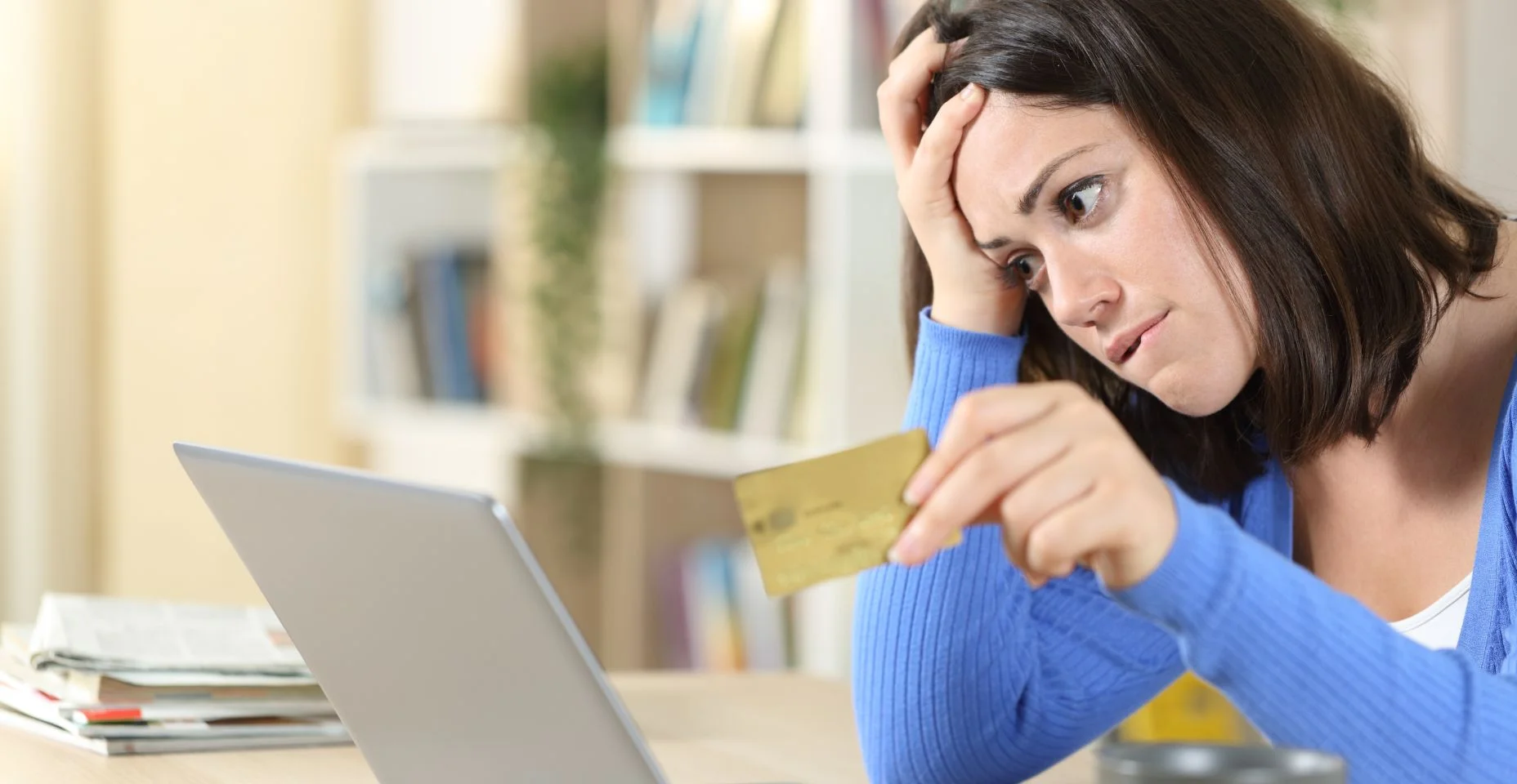 Mulher preocupada comprando online em casa