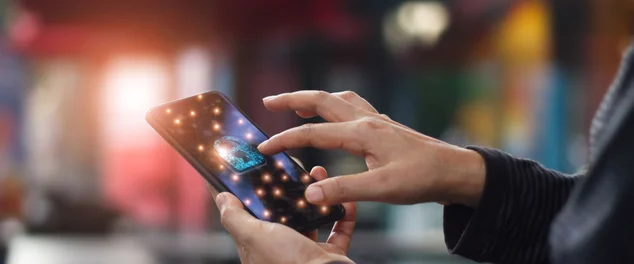 Homem mexendo no celular e verificando a segurança atual e vendo dicas de como aumenta-la
