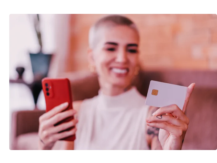 Mulher que faz compras na internet no smartphone usando cartão de crédito