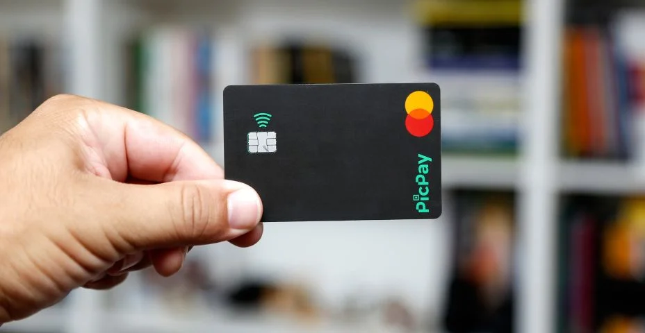 Logotipo do PicPay no cartão de crédito. Sistema de pagamento digital.