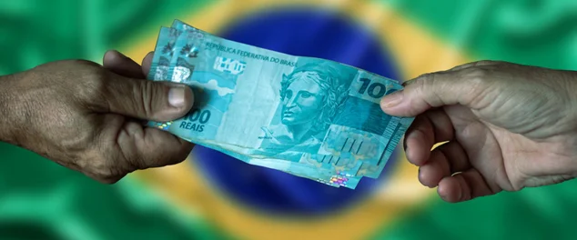 passando dinheiro com bandeira do brasil atrás