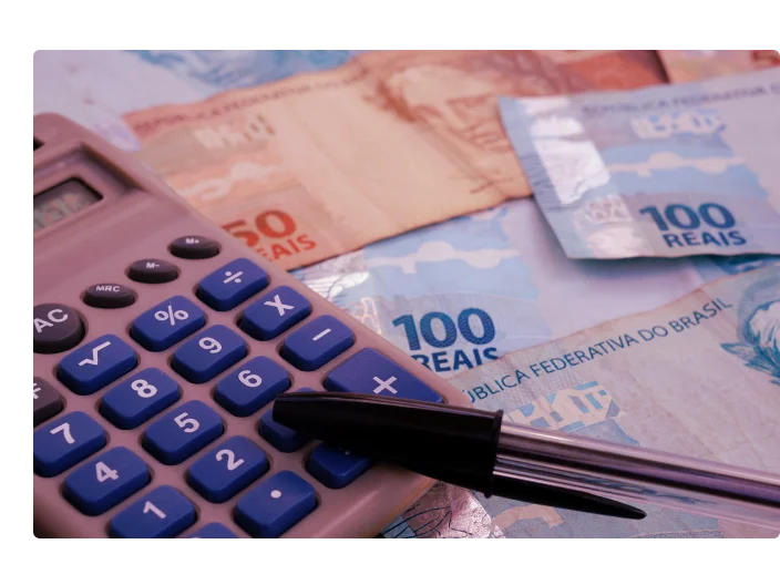 Dinheiro brasileiro, calculadora e caneta. Conceito de economia.