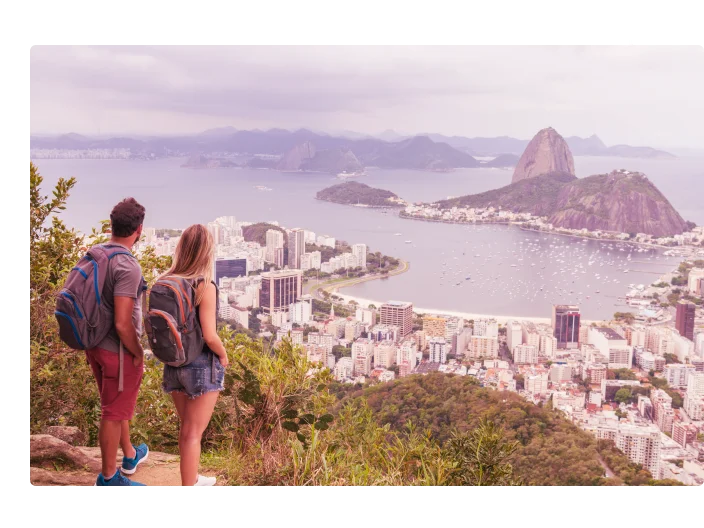 Dose elevada de casal olhando para a paisagem da montanha do pão de açúcar de Marco