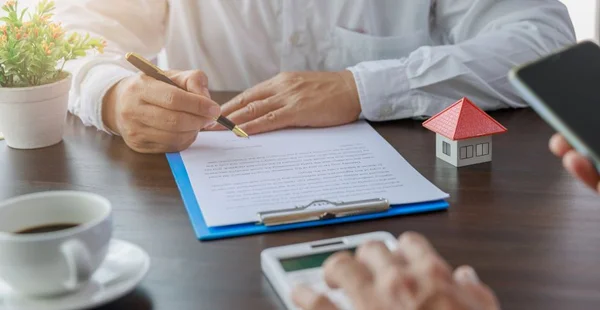 Contrato imobiliário da lista residencial da casa do corretor, discussão com um mediador imobiliário.