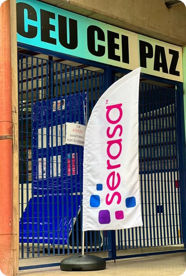 Baner branco com o nome Serasa