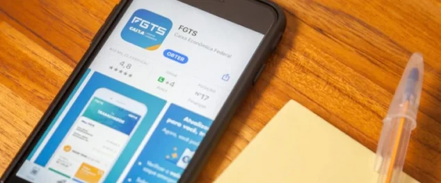 Foto de um celular com o app do fgts para ilustrar o artigo sobre saldo do fgts
