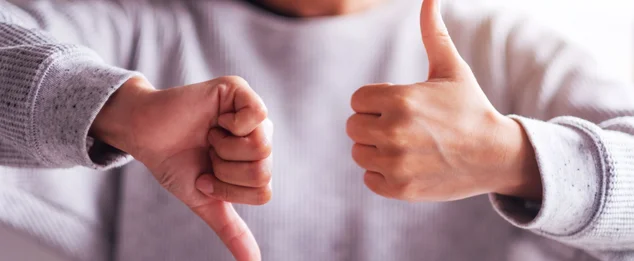 pessoa com sinal positivo e negativo