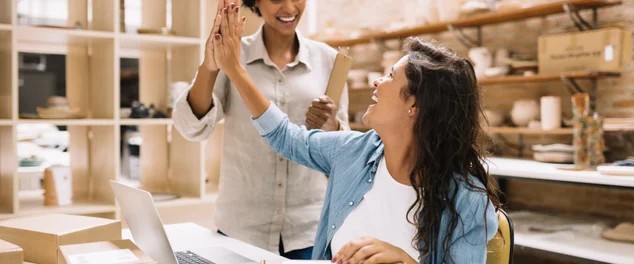 duas mulheres fazendo high five