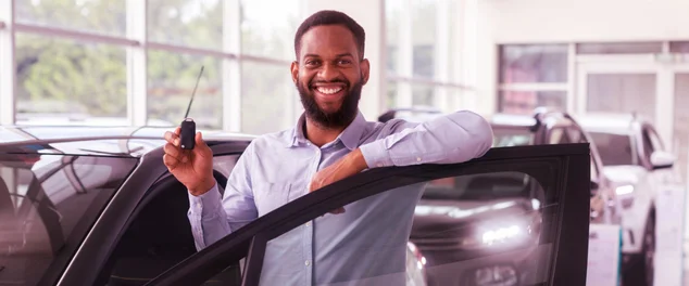 Homem com chave do carro novo na mão