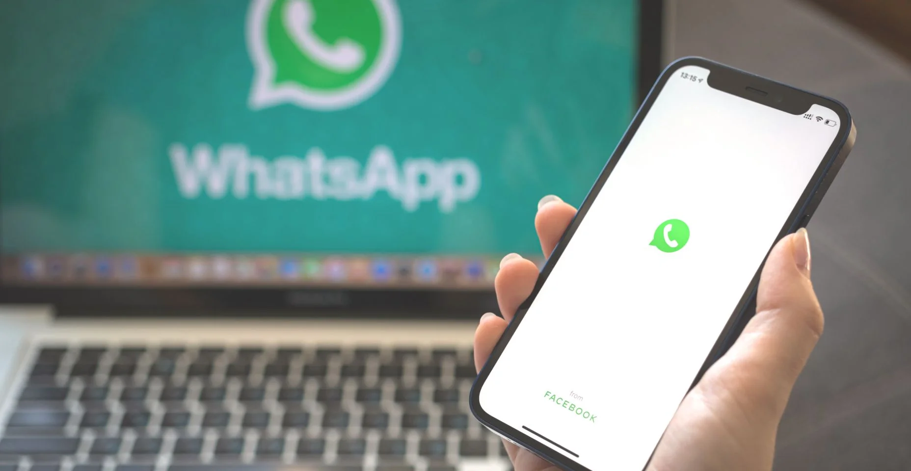 Mexendo em seu celular e entrando no aplicativo do whatsapp após ler o artigo sobre o trava zap e ver como evita-lo