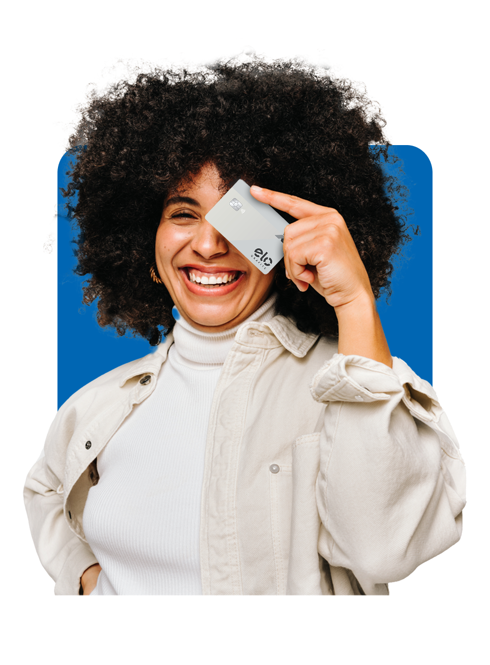 Mulher negra, sorrindo segurando um cartão de crédito da caixa de frente ao rosto, cobrindo um olho.