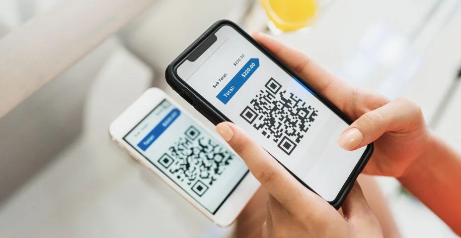 Nova forma de pagamento de contas e contas no Brasil. Mulher segurando celular com aplicativo pix com QR-Code, x close da tela.