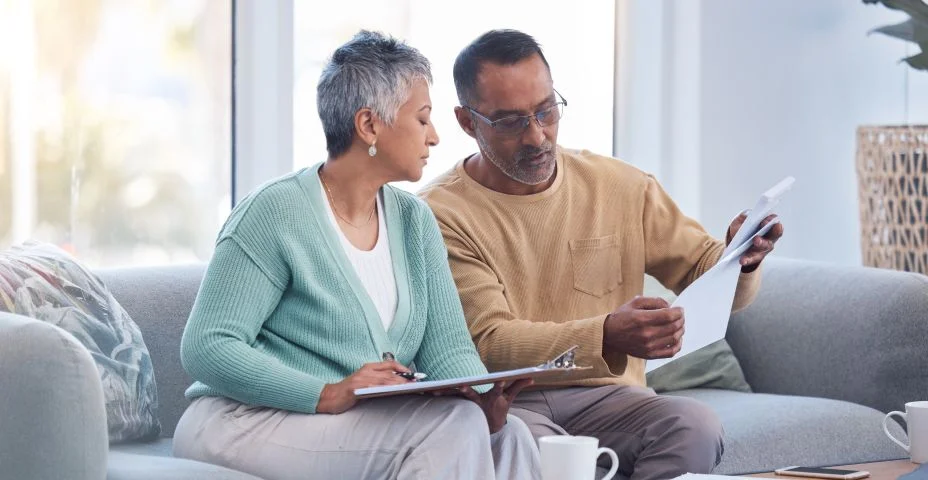 finance, documentos e casal de idosos no sofá com contas, papelada e lista de verificação de seguros em casa, vida ou gestão de ativos, idosos negros no sofá com dívidas financeiras, de aposentadoria ou hipoteca