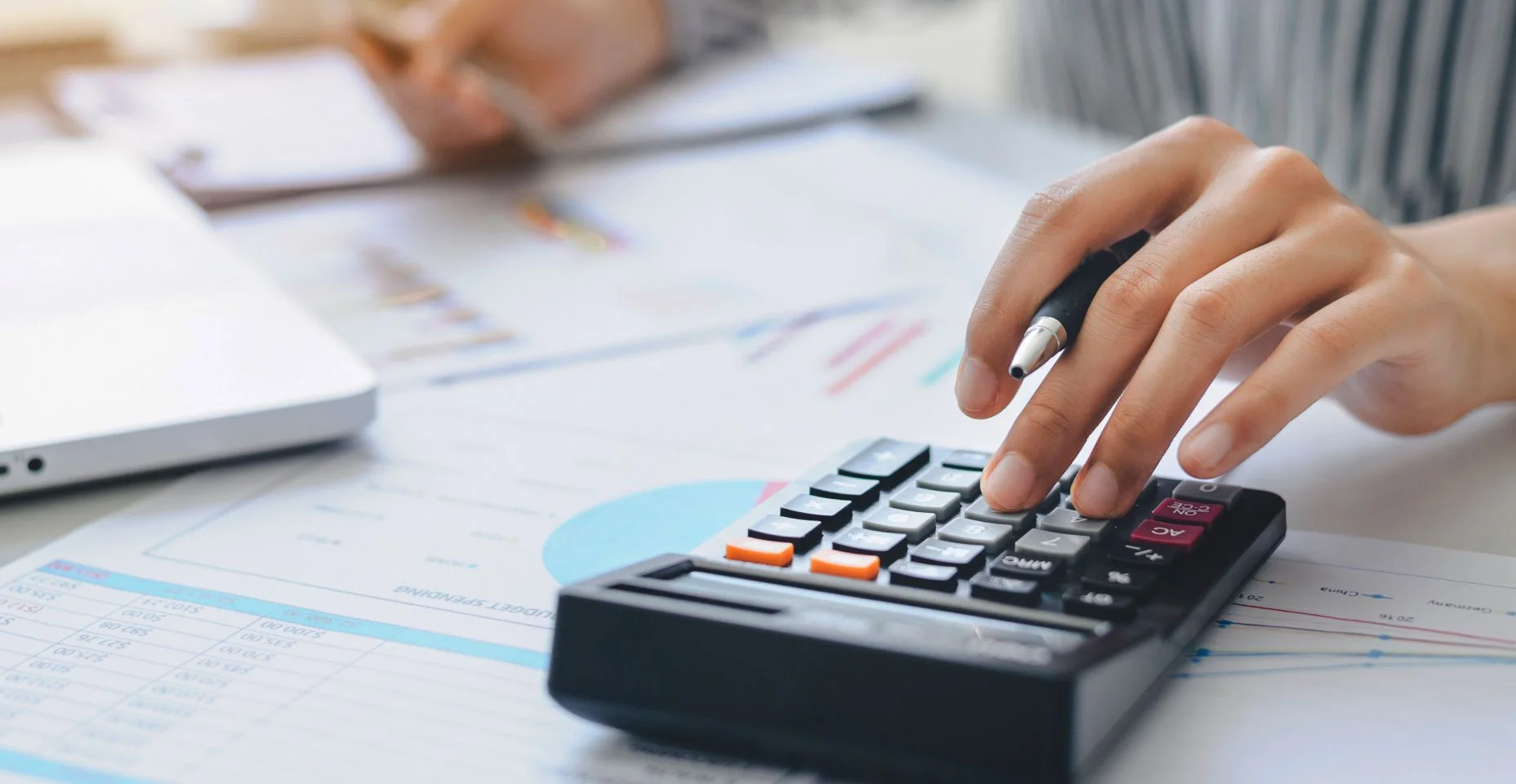 Mulher contador fazendo finanças e calcular em uma mesa sobre o custo no home office. conceito de contabilidade financeira