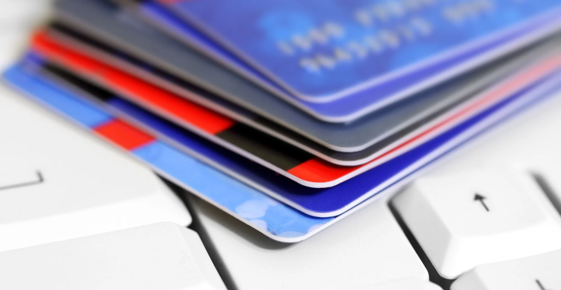 Cartões de crédito e teclado