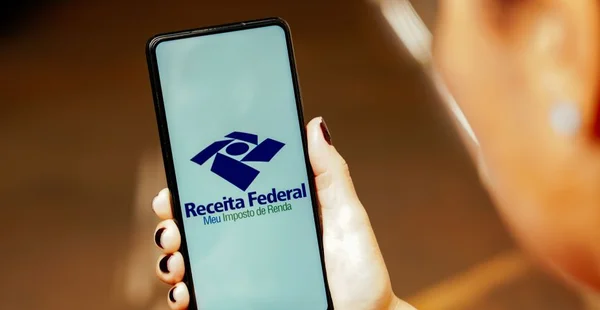 Nesta fotoilustração, o logotipo do Meu Imposto de Renda (Receita Federal) é exibido na tela de um smartphone.