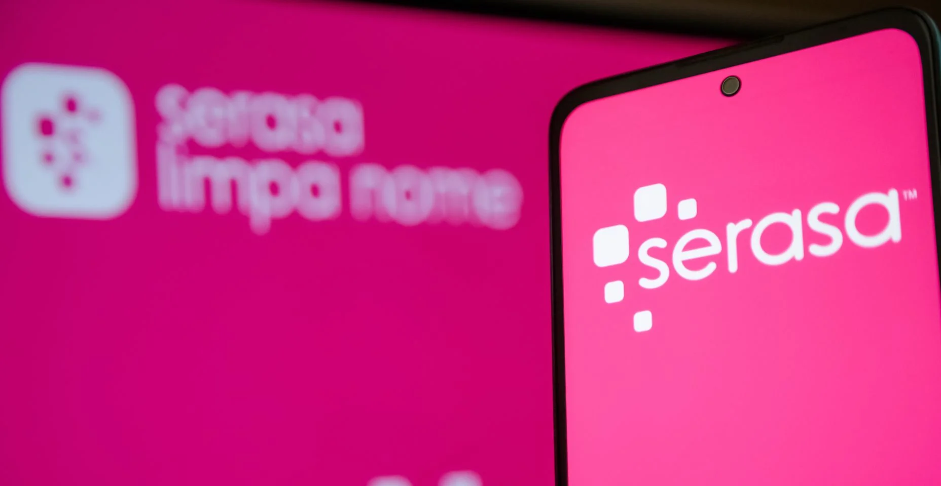 Aplicativo serasa na tela do celular na mão de uma pessoa.