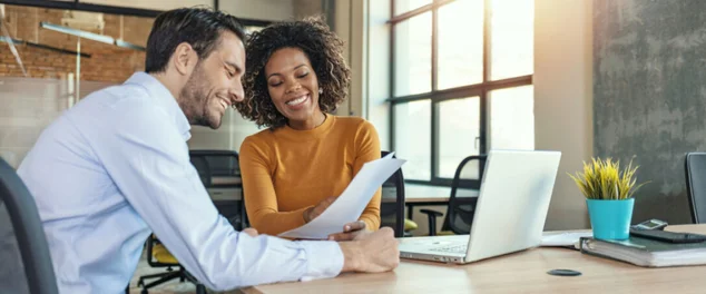 Casal verificando o seu score para conseguir alugar um novo imóvel