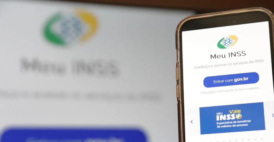 Aplicativo inicial do Meu Inss do governo na tela de um celular pronto para consultar beneficios do cidadão.