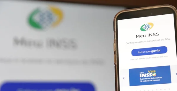 Aplicativo inicial do Meu Inss do governo na tela de um celular pronto para consultar beneficios do cidadão.