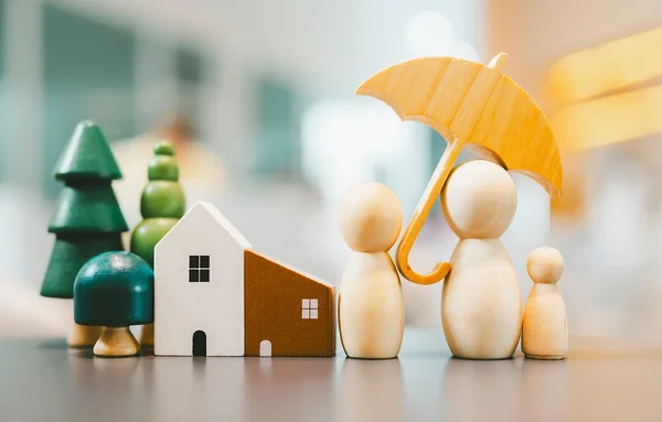 Ícone de guarda-chuva e modelo familiar, proteção de segurança e seguro de saúde. O conceito de lar familiar, proteção, cuidados de saúde diários.