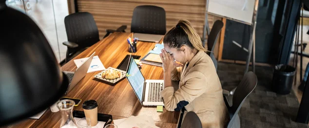 mulher preocupada/cansada no escritório