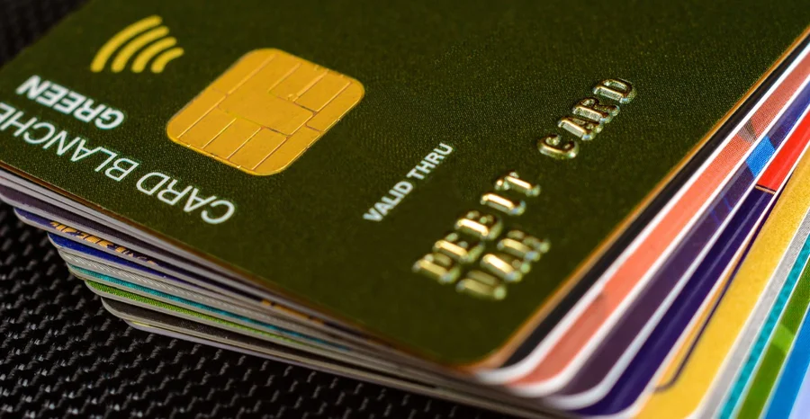 Cartão de crédito do close-up onde a microplaqueta é claramente visível em um fundo preto.