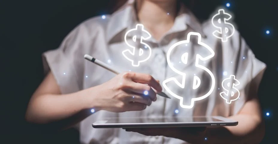 Empresária usando tablet com ícone de dólar. Conceito de negócios e finanças