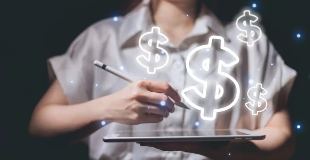 Empresária usando tablet com ícone de dólar. Conceito de negócios e finanças