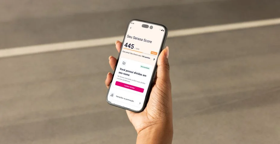 pessoa com o celular aberto no app da serasa, vendo o score