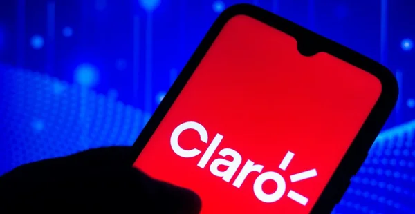 Nesta ilustração fotográfica o logotipo da Claro visto exibido em um smartphone.