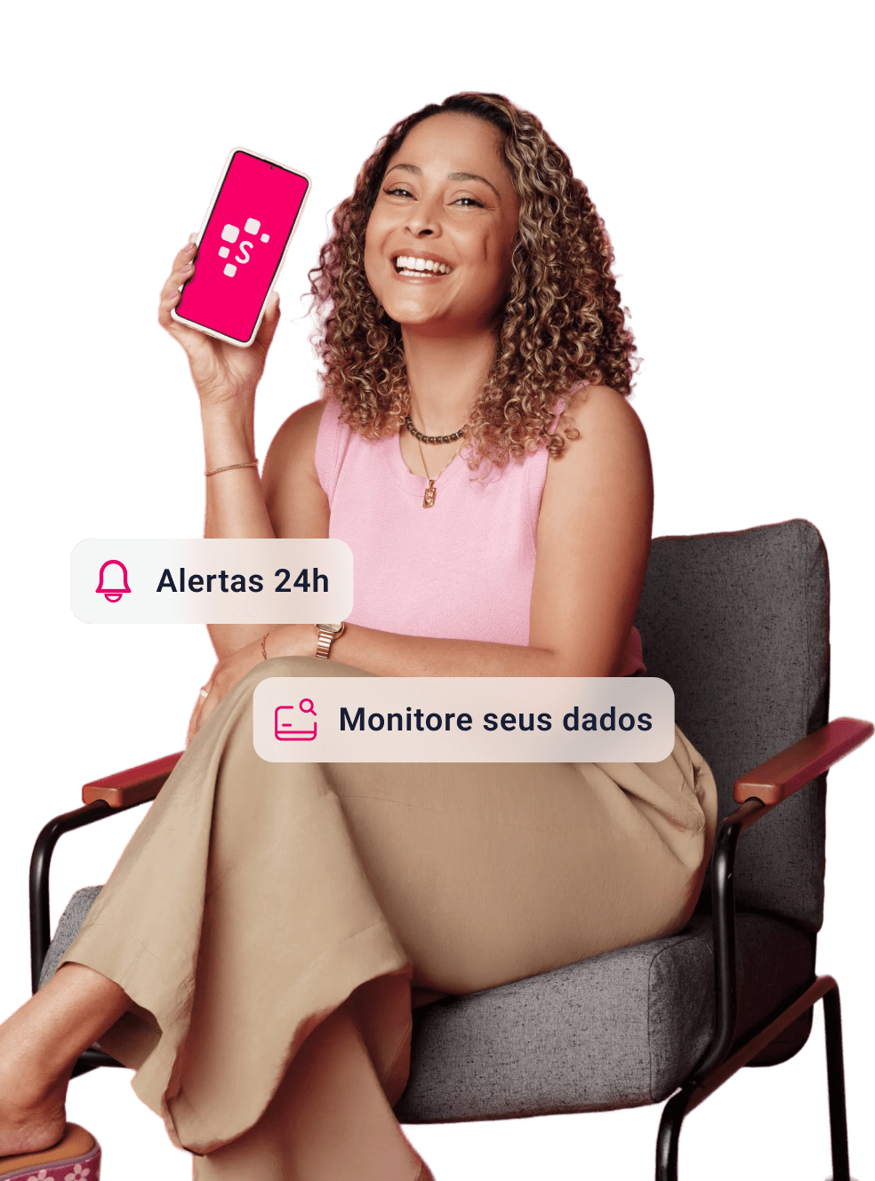 Pessoa segurando celular com app da Serasa aberto. Alerta 24 horas. Monitore seus dados.