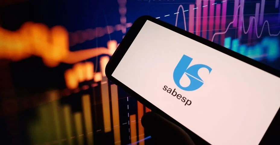 Logotipo da empresa Sabesp exibido em celular