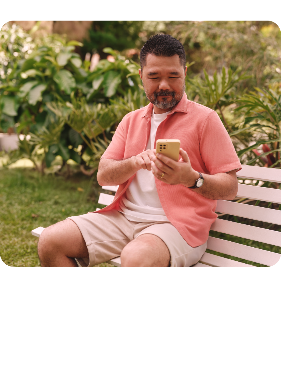 Homem sentado em um banco de praça usando celular para solicitar um empréstimo pessoal na hora.
