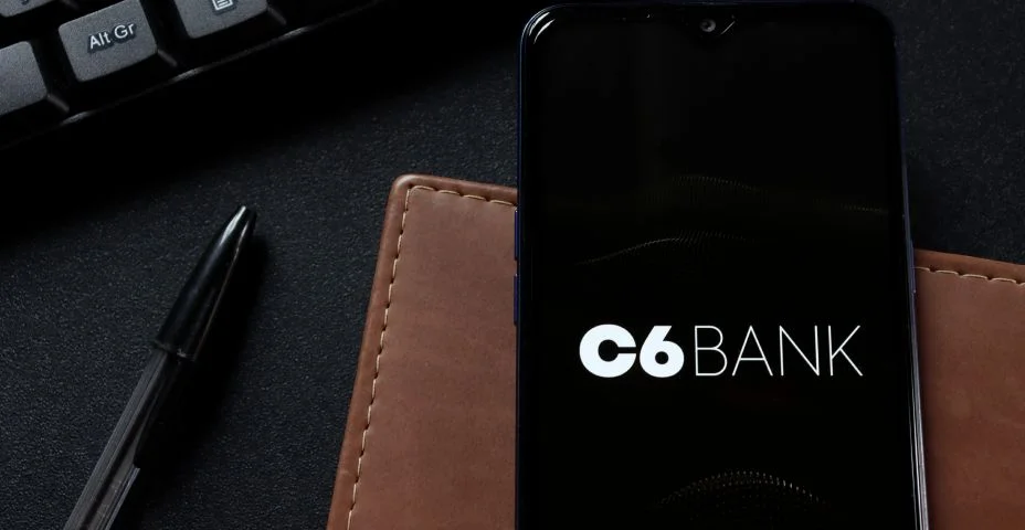 Logotipo do C6 Bank na tela do smartphone, na mesa do escritório. Banco Digital Brasileiro. Aplicativo do Banco C6.