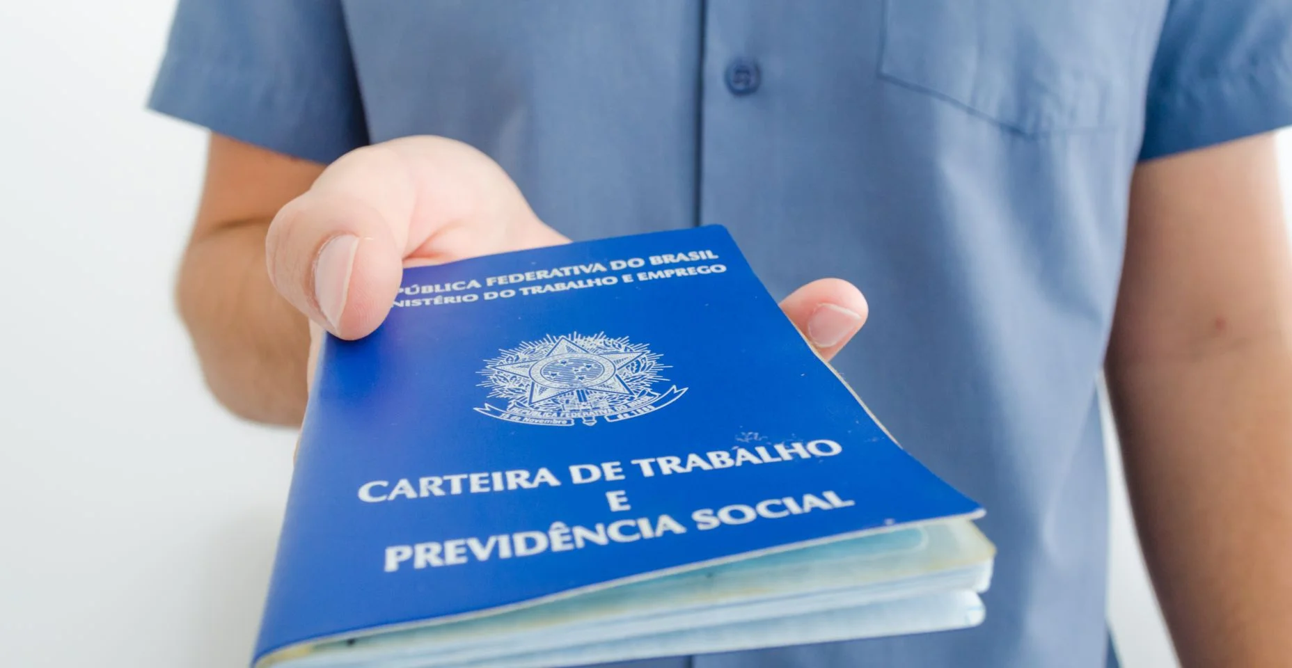 Trabalhador desempregado do Brasil mostra seu documento de autorização de trabalho