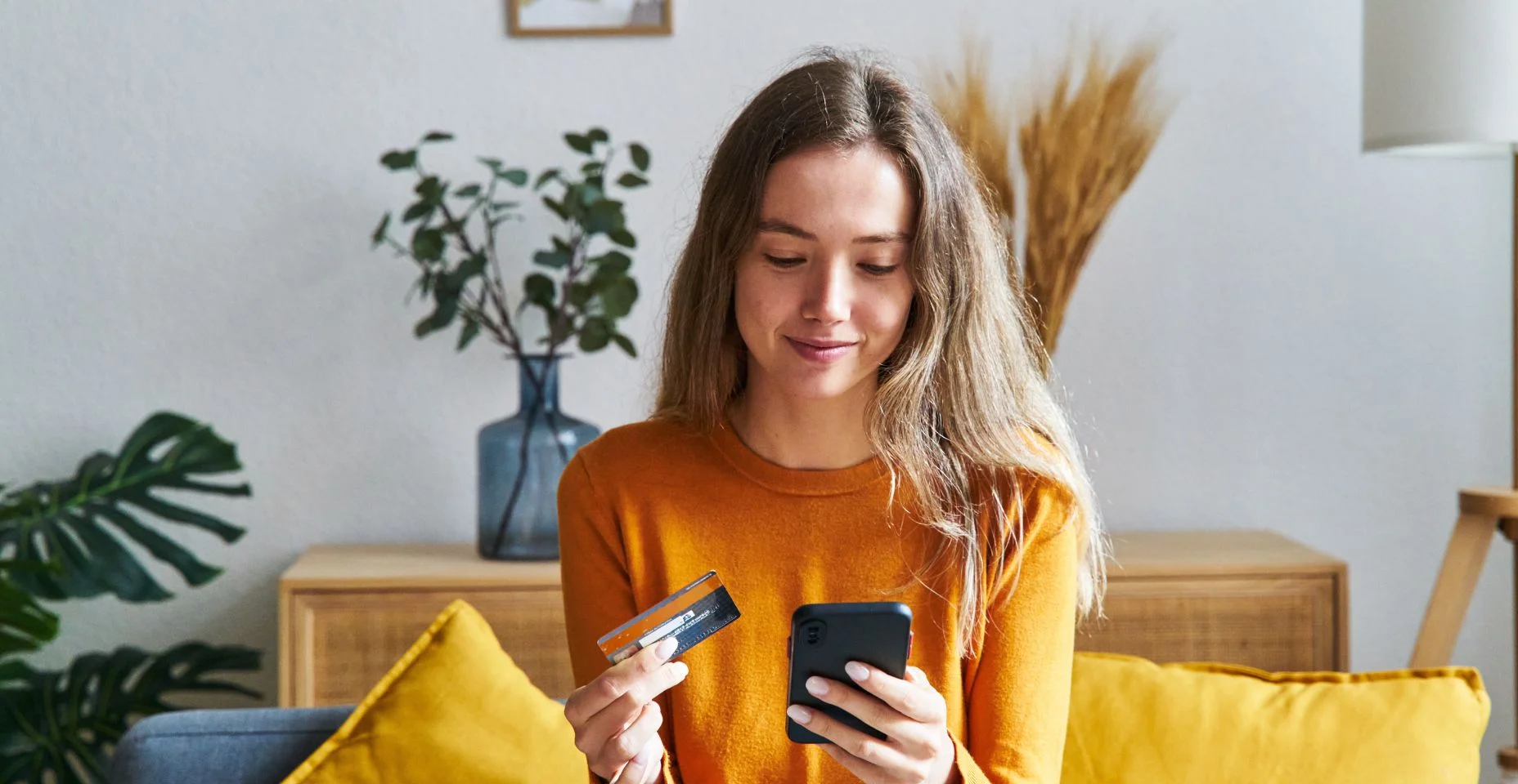 adolescente segurando cartão de crédito