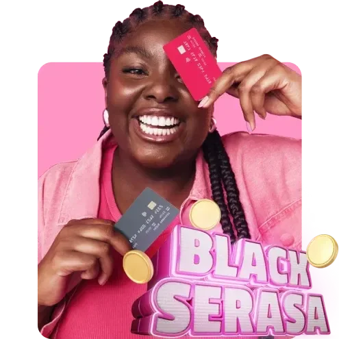 Mulher negra sorrindo segurando dois cartões de crédito.