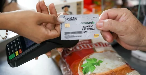 pessoa segurando um cartão auxílio estadual