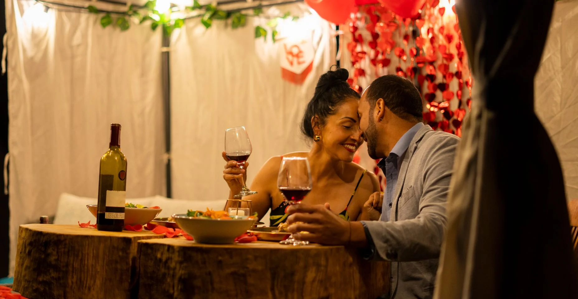 casal tendo um jantar romantico