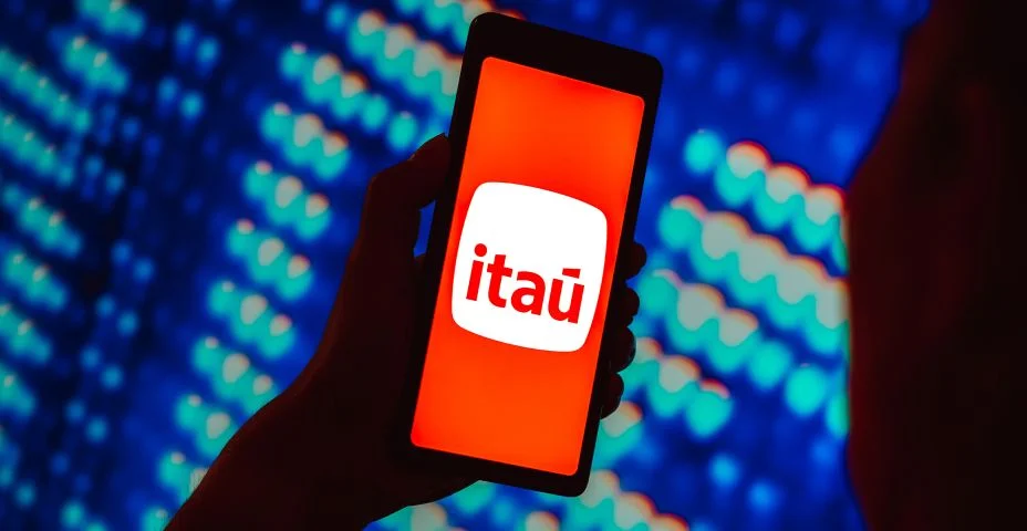 Nesta ilustração fotográfica, o logotipo do Banco Itaú é exibido na tela de um smartphone.